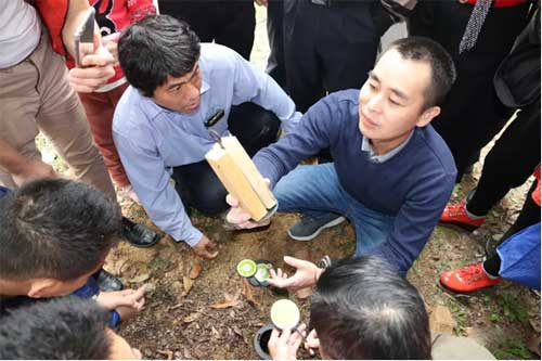 梁旭明老师正在指导学员土白蚁外环境的诱杀图