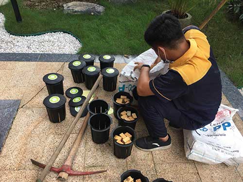 永盛技术人员准备白蚁检测设备当中