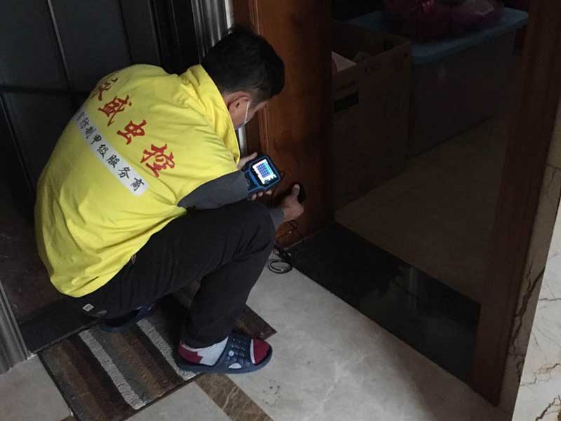 中山永盛虫控技术人员白蚁防治施工现场图1