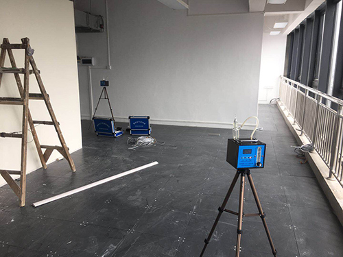 永盛技术人员正在进行甲醛危害检测